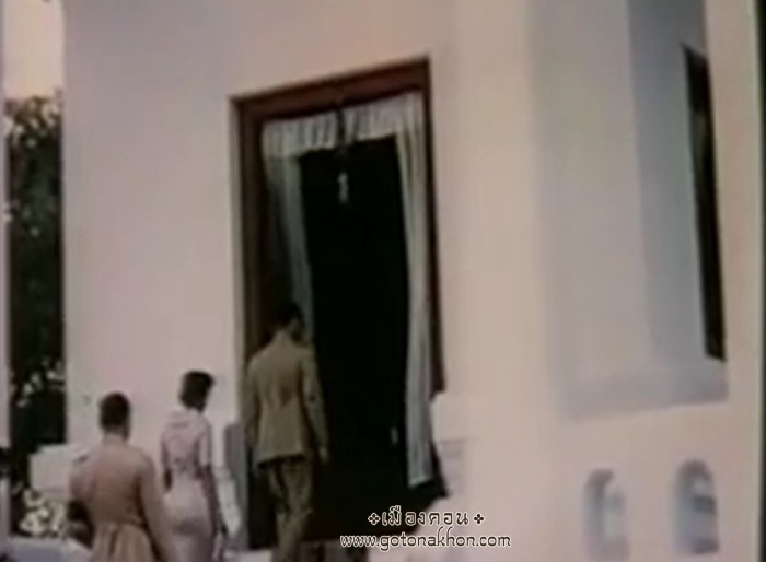 ทรงสักการะหอพระพุทธสิหิงค์1