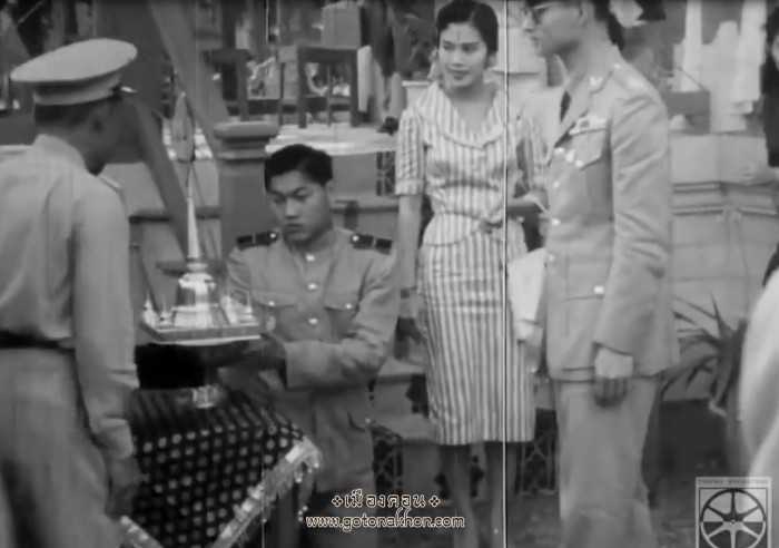 เสด็จนคร 02 16 ผู้ว่าถวายพระธาตุจำลอง